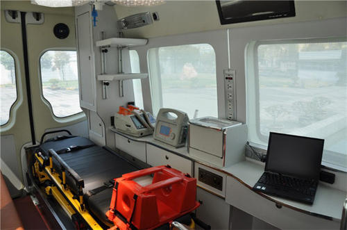 崇明县救护车内部